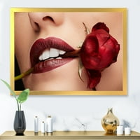 DesignArt 'Djevojka s crvenim ružem koji drži ružu u ustima' Moderni uokvireni umjetnički tisak